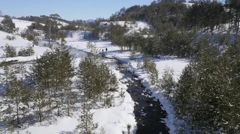 Young couple enjoy on the snow Vídeo Stock 58744381