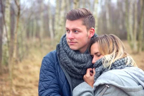 Young couple in the forest in the cold Foto stock