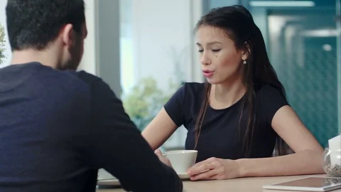 Young couple having an argument at the cafe Vidéo 71496472