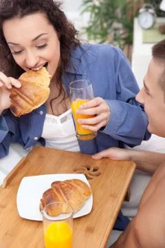 Young couple having breakfast in bed together Stock-Fotos