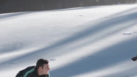 Young couple having fun and kissing on a beautiful snowy, sunny day Vídeo Stock 85077530