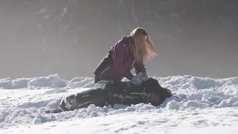 Young couple having fun and sharing a kiss in the middle of a snowy field Vídeo Stock 85077594