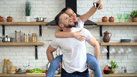 Young couple having fun at the kitcken. Shooting video, taking selfies. Stock-Footage 105102308
