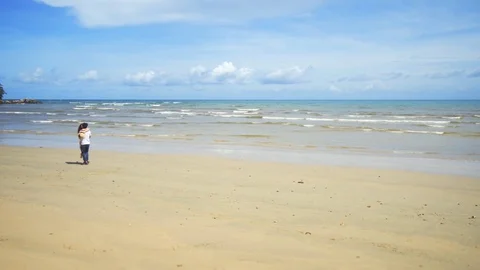 Young couple having fun on the sandy beach of Thailand, Phuket 库存影片 84432100