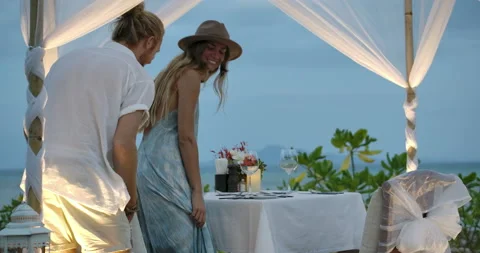 Young couple having a romantic dinner celebrating anniversary at tropical beach. 스톡 동영상 146277522