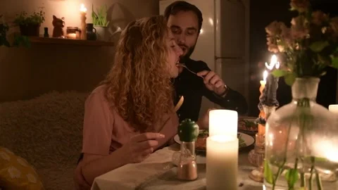 Young couple having a romantic dinner together at home by candlelight. 库存影片 330805081