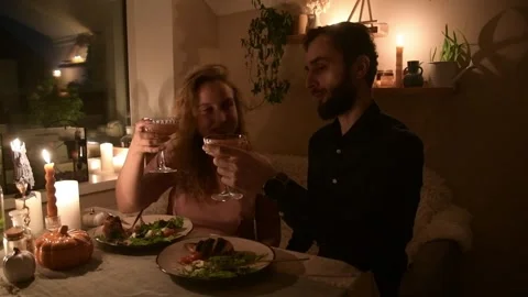 Young couple having a romantic dinner together at home by candlelight. Vídeo Stock 330805104