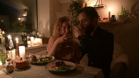 Young couple having a romantic dinner together at home by candlelight. Vídeo Stock 330805271