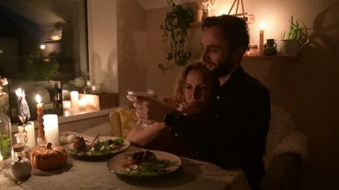 Young couple having a romantic dinner together at home by candlelight. Vídeo Stock 330805272