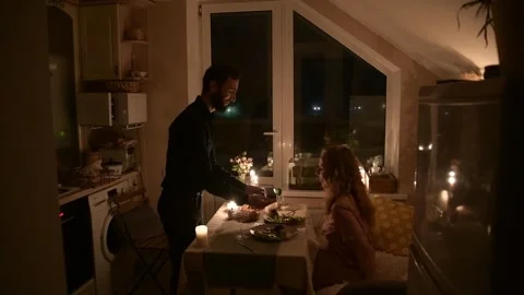 Young couple having a romantic dinner together at home by candlelight. Vídeo Stock 330805331