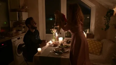 Young couple having a romantic dinner together at home by candlelight. Vídeo Stock 330805337