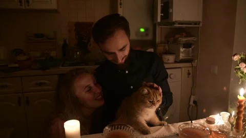 Young couple having a romantic dinner together at home by candlelight. Vídeo Stock 330805384
