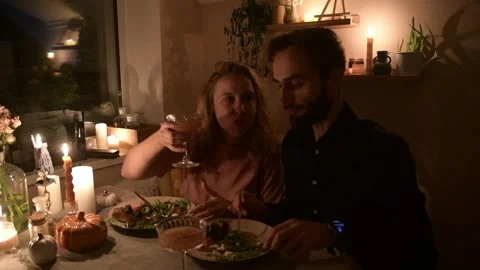 Young couple having a romantic dinner together at home by candlelight. Vídeo Stock 330805460