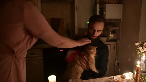 Young couple having a romantic dinner together at home by candlelight. Vídeo Stock 330805465
