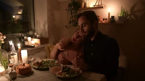 Young couple having a romantic dinner together at home by candlelight. Vídeo Stock 330805489