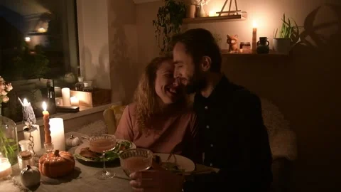 Young couple having a romantic dinner together at home by candlelight. Vídeo Stock 330805504