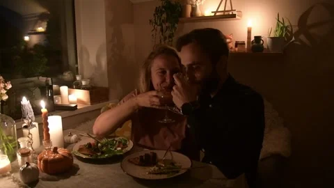 Young couple having a romantic dinner together at home by candlelight. Vídeo Stock 330805510