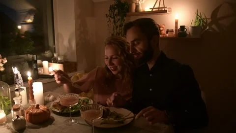 Young couple having a romantic dinner together at home by candlelight. Vídeo Stock 330805511