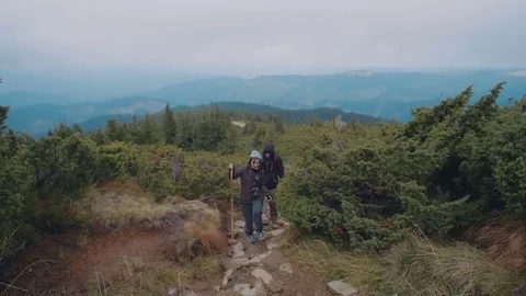 Young couple hiking in mountains 库存影片 82723329