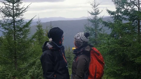 Young couple hiking in mountains Video stock 82820177