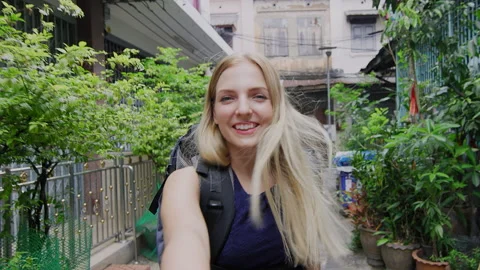 Young couple holding hands blond tourist woman leading boyfriend walking down As 库存影片 199476561