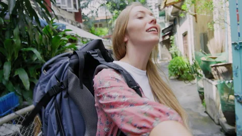 Young couple holding hands blond tourist back packer woman leading boyfriend wal Vídeo Stock 199476701
