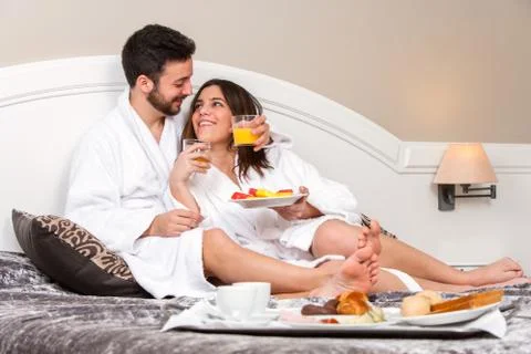 Young couple on honeymoon in hotel room. Foto stock