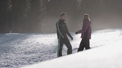 Young couple hugging and sharing a kiss on a beautiful snowy, sunny day Vídeo Stock 85077002