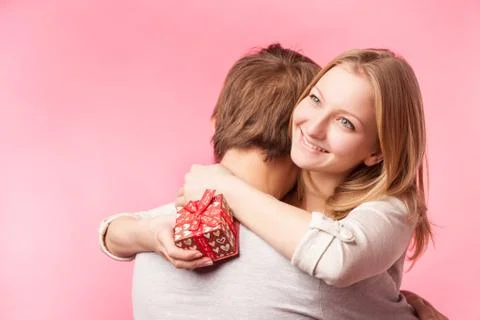 Young couple hugging with wrapped present. Foto stock