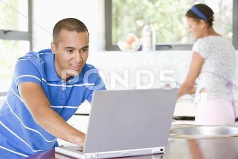 Young couple in kitchen Stock-Fotos