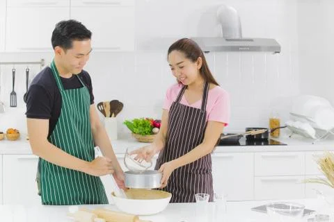 YOUNG COUPLE IN KITCHEN Foto stock