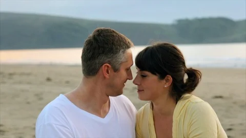 Young couple looking into lovingly into each others eyes at the beach. 库存影片 88406713