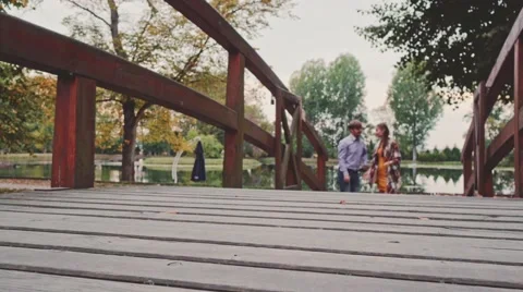 Young Couple in Love, 4K. Two romantic people are walking in the autumn park. Vidéo 67232245