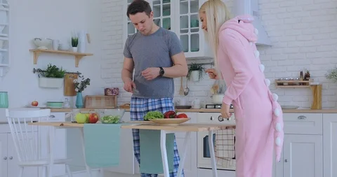 Young couple in love preparing breakfast in the kitchen Vídeo Stock 107164895