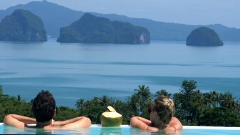 Young couple in luxurious infinity pool. Thailand 库存影片 90840693