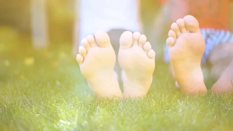 Young couple lying on green grass outdoors in spring park. Vídeos de archivo 77951964