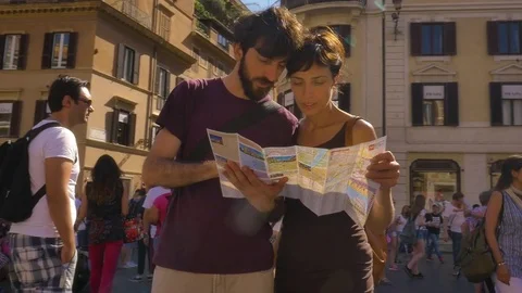 Young Couple with map in crowded Spagna Square in Rome Vídeo Stock 77582307