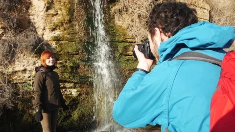 Young couple in mountains Video stock 85402561