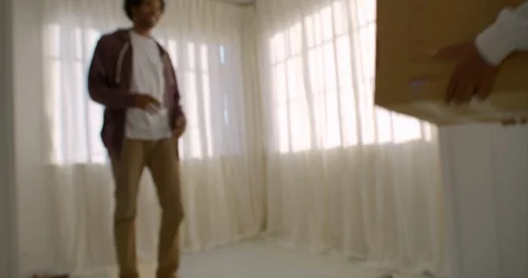 Young couple moving boxes out of their new home. Vidéo 93864131