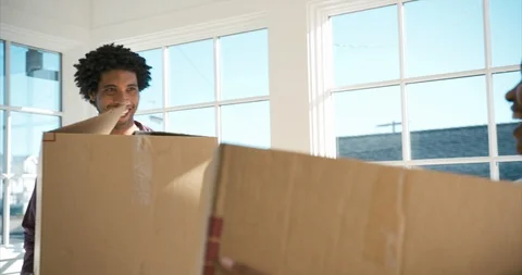 Young couple moving boxes into their new home. Vidéo 88373894