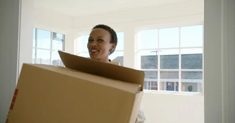 Young couple moving boxes into their new home. Vidéo 93864109