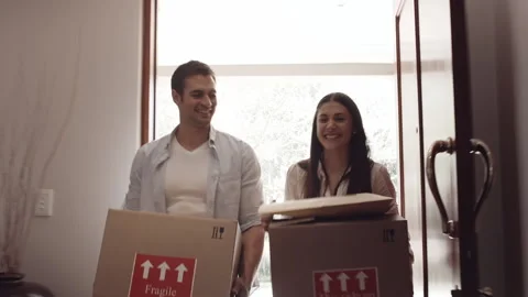 Young couple picking up moving boxes and walking through their door of new apart Vídeo Stock 199631285