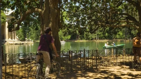Young Couple by a Pond in a park in Rome Vídeo Stock 77465249