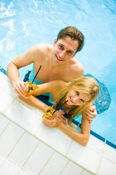 Young Couple In The Pool Stock-Fotos