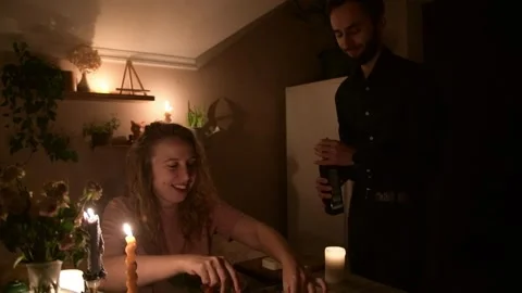 Young couple preparing a fresh salad together during a romantic evening 库存影片 330804647