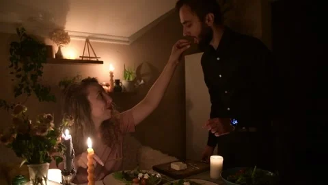 Young couple preparing a fresh salad together during a romantic evening 库存影片 330804661