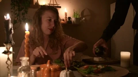 Young couple preparing a fresh salad together during a romantic evening 库存影片 330804674
