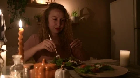 Young couple preparing a fresh salad together during a romantic evening 库存影片 330804726