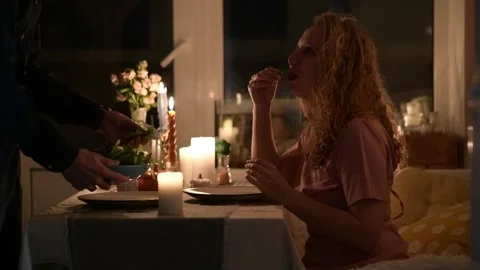 Young couple preparing a romantic dinner at home. 库存影片 330804528