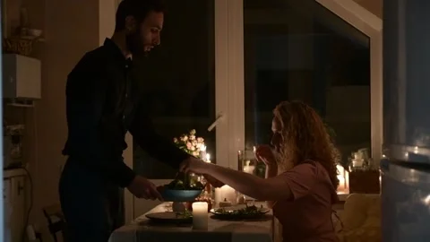 Young couple preparing a romantic dinner at home. 库存影片 330804548